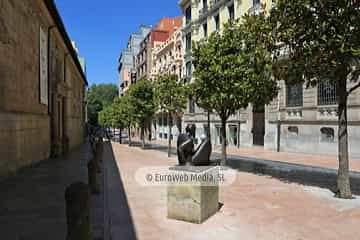 Escultura «Mujer sentada»