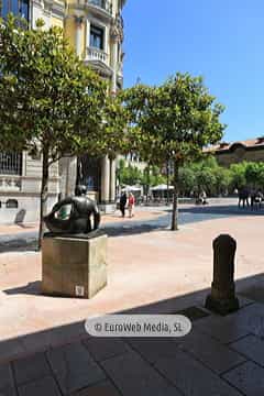 Escultura «Mujer sentada»