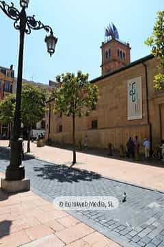 Escultura «Mujer sentada»