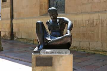 Escultura «Mujer sentada»