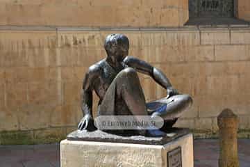Escultura «Mujer sentada»