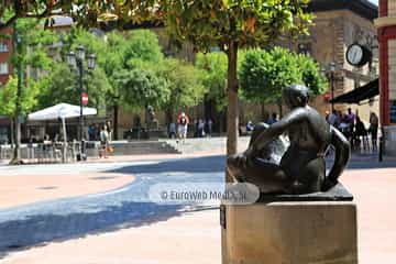 Escultura «Mujer sentada»