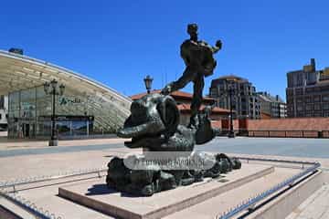 Escultura «Hombre sobre delfín»