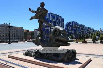Escultura «Hombre sobre delfín»
