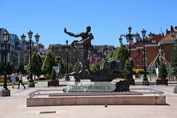 Escultura «Hombre sobre delfín»