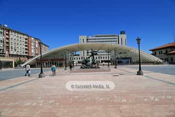 Escultura «Hombre sobre delfín»