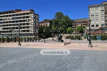 Escultura «Hombre sobre delfín»