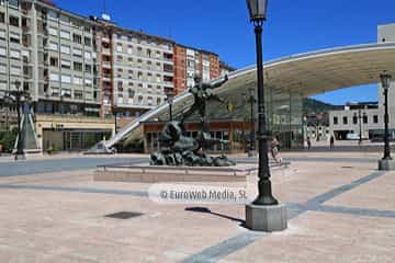 Escultura «Hombre sobre delfín»