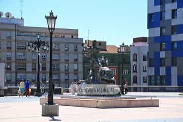 Escultura «Hombre sobre delfín»