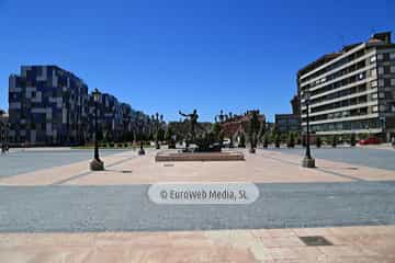 Escultura «Hombre sobre delfín»
