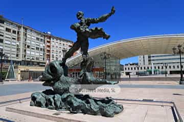 Escultura «Hombre sobre delfín»