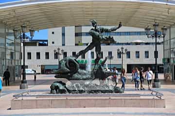 Escultura «Hombre sobre delfín»