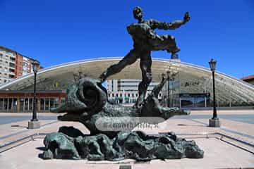 Escultura «Hombre sobre delfín»