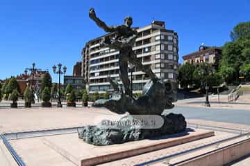 Escultura «Hombre sobre delfín»