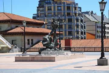 Escultura «Hombre sobre delfín»