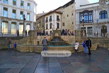 Fuente en la Plaza de Alfonso II el Casto
