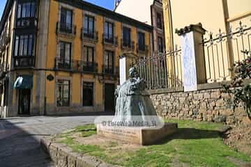 Escultura «Doña Eugenia Martínez Vallejo, La Monstrua»