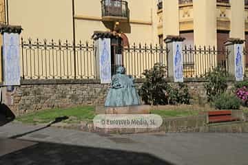 Escultura «Doña Eugenia Martínez Vallejo, La Monstrua»