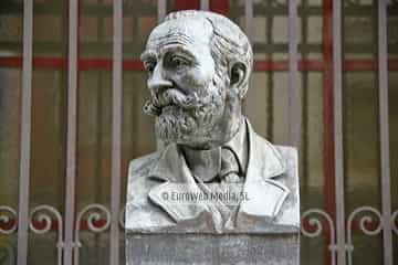 Escultura «Armando Palacio Valdés» en Avilés