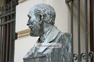 Escultura «Armando Palacio Valdés» en Avilés