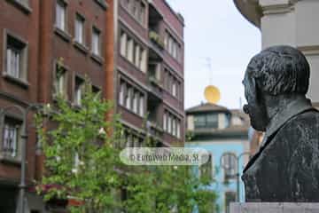 Escultura «Armando Palacio Valdés» en Avilés