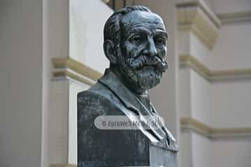 Escultura «Armando Palacio Valdés» en Avilés