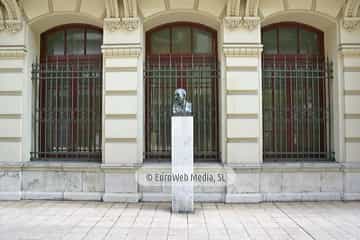 Escultura «Armando Palacio Valdés» en Avilés