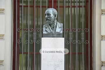 Escultura «Armando Palacio Valdés» en Avilés