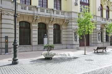 Escultura «Armando Palacio Valdés» en Avilés