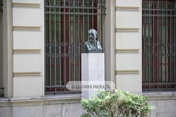 Escultura «Armando Palacio Valdés» en Avilés