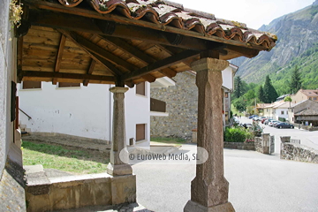 Iglesia de San Pedro de Pola de Somiedo