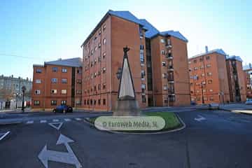 Escultura «La Paz» en el barrio de La Carisa (Oviedo). Escultura «La Paz» en el barrio de La Carisa