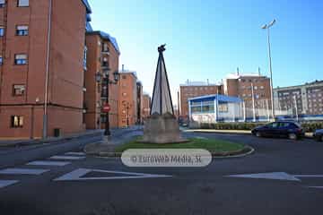 Escultura «La Paz» en el barrio de La Carisa (Oviedo). Escultura «La Paz» en el barrio de La Carisa