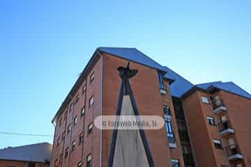 Escultura «La Paz» en el barrio de La Carisa (Oviedo). Escultura «La Paz» en el barrio de La Carisa