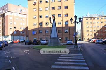 Escultura «La Paz» en el barrio de La Carisa (Oviedo). Escultura «La Paz» en el barrio de La Carisa
