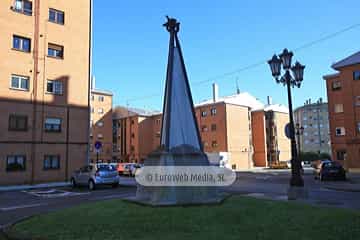 Escultura «La Paz» en el barrio de La Carisa (Oviedo). Escultura «La Paz» en el barrio de La Carisa