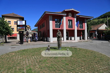 Escultura «Homenaje a los pastores de los Picos de Europa»