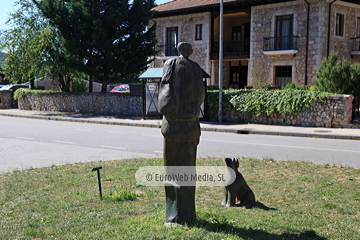 Escultura «Homenaje a los pastores de los Picos de Europa»