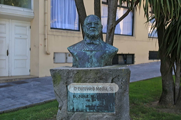 Escultura «Monumento al profesor José Miguel Caso»