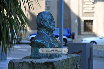 Escultura «Monumento al profesor José Miguel Caso»