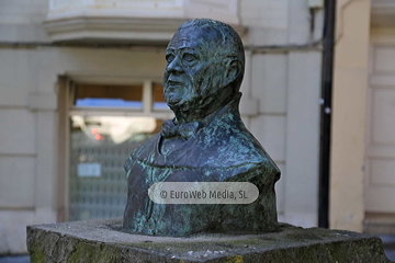 Escultura «Monumento al profesor José Miguel Caso»