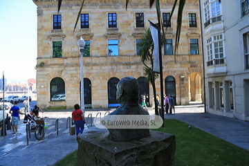 Escultura «Monumento al profesor José Miguel Caso»