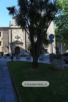 Escultura «Monumento al profesor José Miguel Caso»