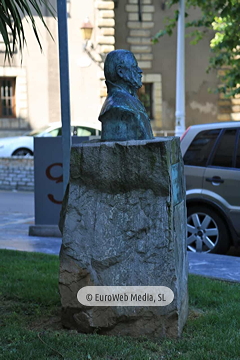Escultura «Monumento al profesor José Miguel Caso»