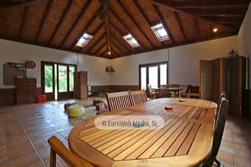 La Sala. Apartamentos rurales La Escuela