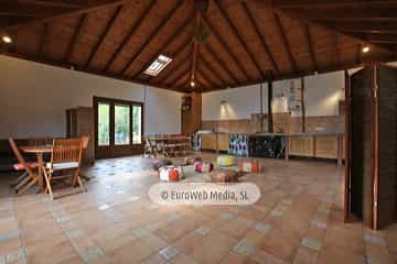 La Sala. Apartamentos rurales La Escuela