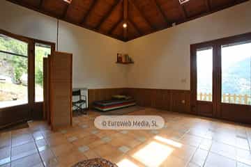 La Sala. Apartamentos rurales La Escuela