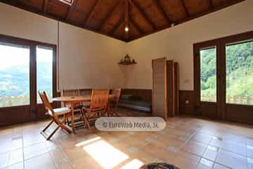 La Sala. Apartamentos rurales La Escuela