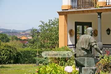 Exteriores. Escultura «Antonio Velázquez de Herrero»