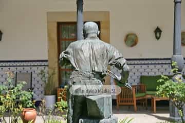 Exteriores. Escultura «Antonio Velázquez de Herrero»
